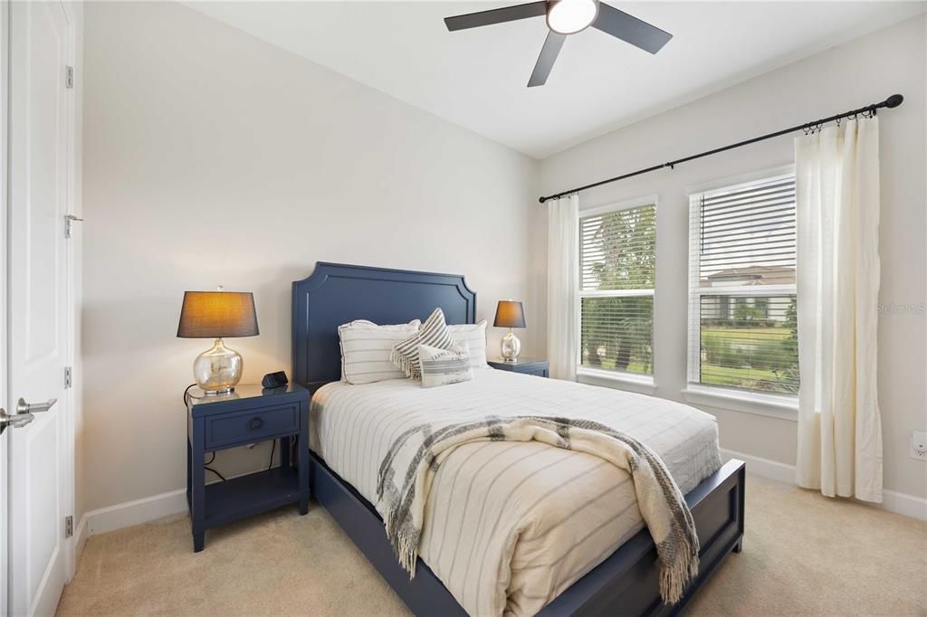 Под контрактом: $649,000 (3 спален, 3 ванн, 2410 Квадратных фут)