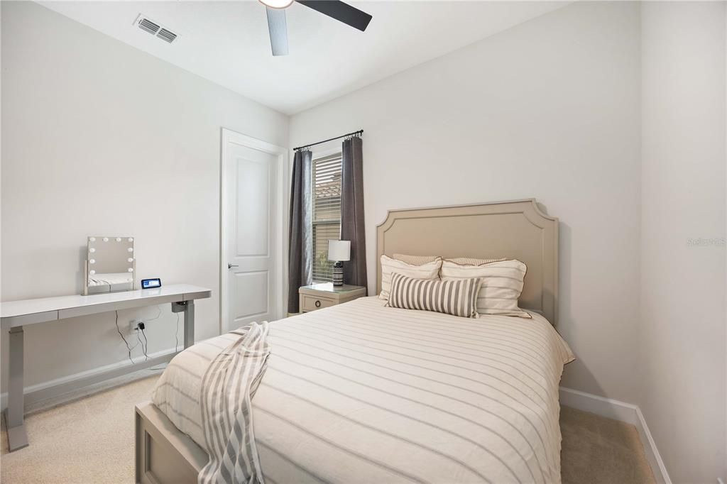 Под контрактом: $649,000 (3 спален, 3 ванн, 2410 Квадратных фут)