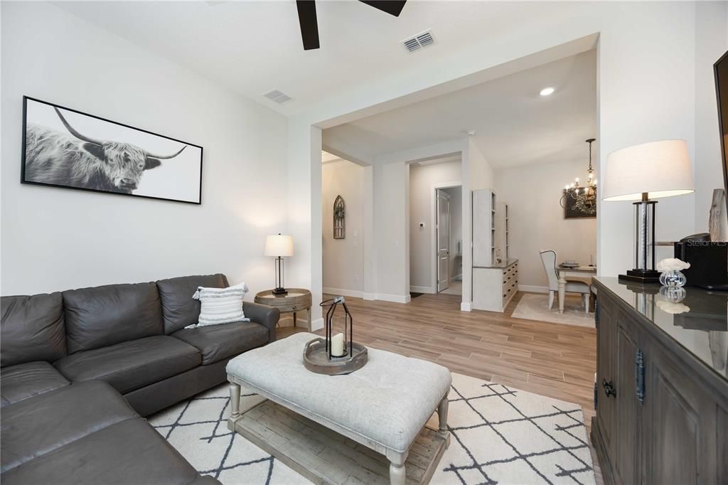 Под контрактом: $649,000 (3 спален, 3 ванн, 2410 Квадратных фут)