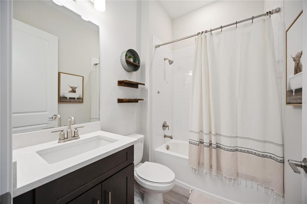 Под контрактом: $649,000 (3 спален, 3 ванн, 2410 Квадратных фут)