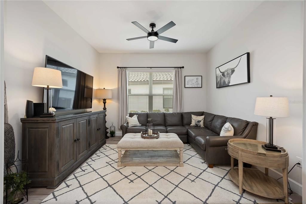 Под контрактом: $649,000 (3 спален, 3 ванн, 2410 Квадратных фут)