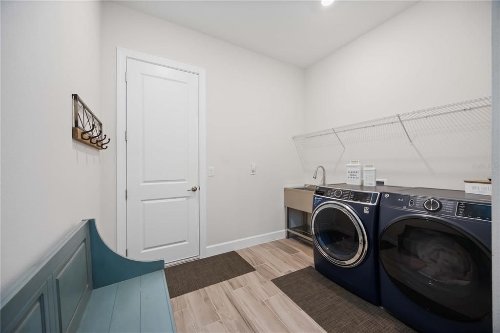 Под контрактом: $649,000 (3 спален, 3 ванн, 2410 Квадратных фут)