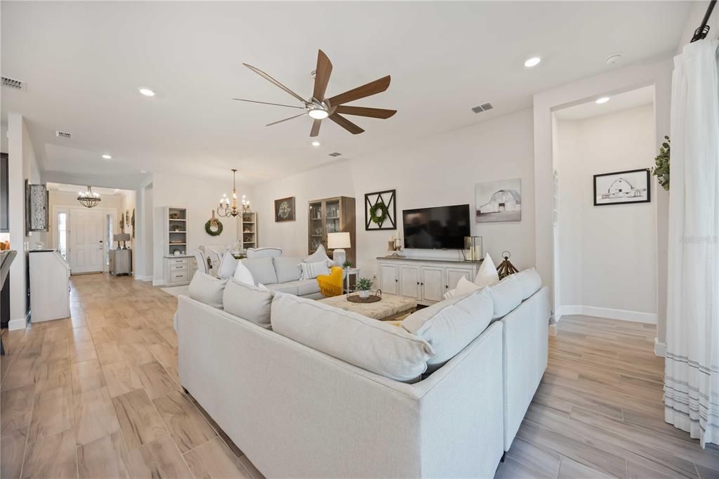 Под контрактом: $649,000 (3 спален, 3 ванн, 2410 Квадратных фут)