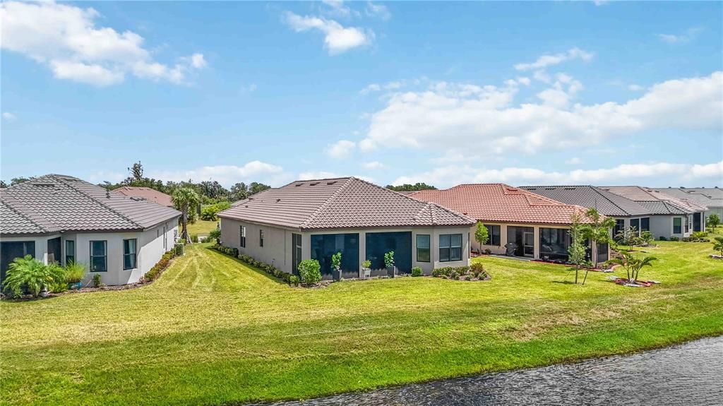 Под контрактом: $649,000 (3 спален, 3 ванн, 2410 Квадратных фут)