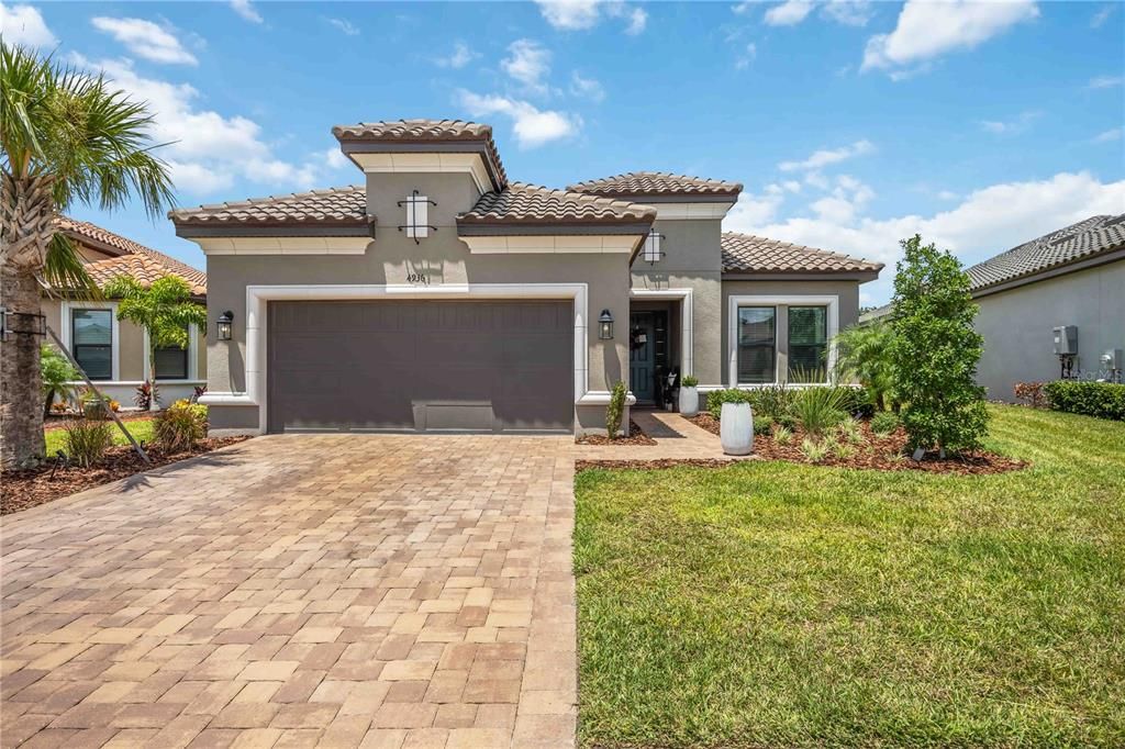 Под контрактом: $649,000 (3 спален, 3 ванн, 2410 Квадратных фут)