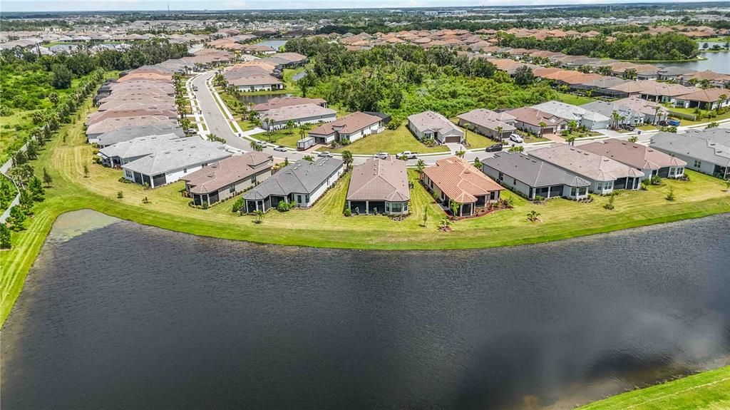 Под контрактом: $649,000 (3 спален, 3 ванн, 2410 Квадратных фут)