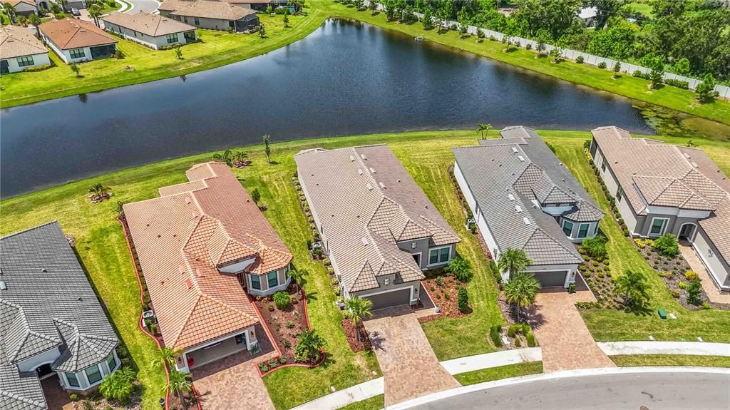 Под контрактом: $649,000 (3 спален, 3 ванн, 2410 Квадратных фут)