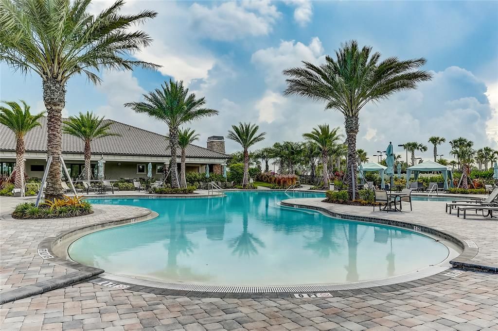 Под контрактом: $649,000 (3 спален, 3 ванн, 2410 Квадратных фут)