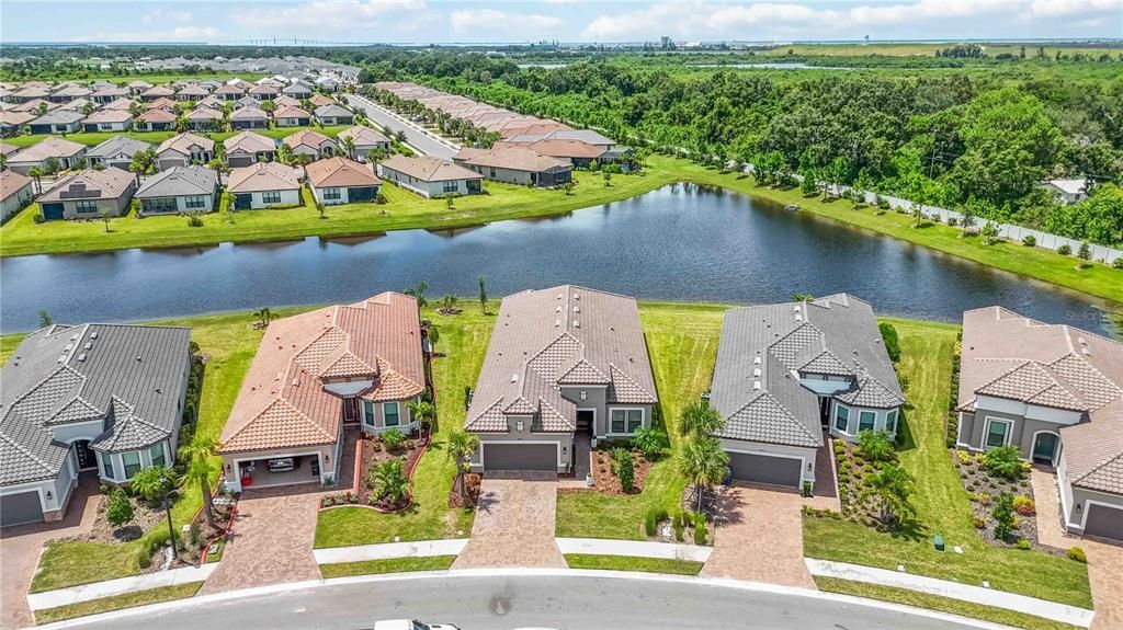 Под контрактом: $649,000 (3 спален, 3 ванн, 2410 Квадратных фут)