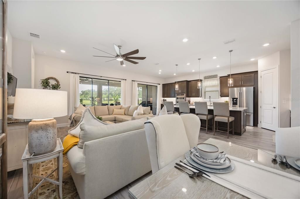 Под контрактом: $649,000 (3 спален, 3 ванн, 2410 Квадратных фут)