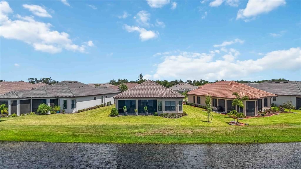 Под контрактом: $649,000 (3 спален, 3 ванн, 2410 Квадратных фут)