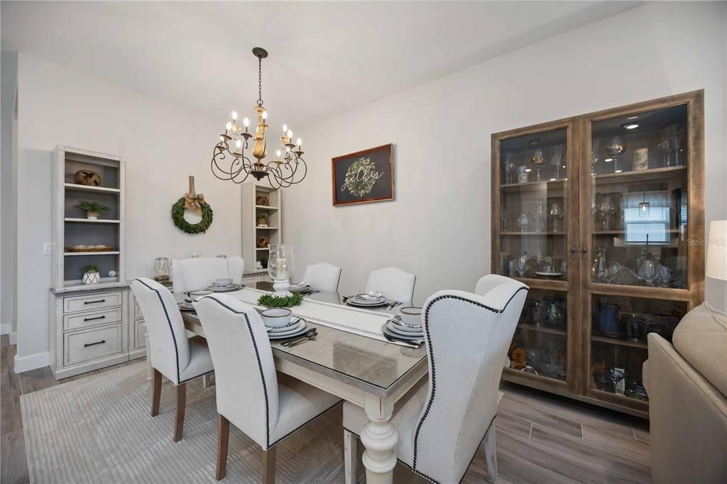 Под контрактом: $649,000 (3 спален, 3 ванн, 2410 Квадратных фут)