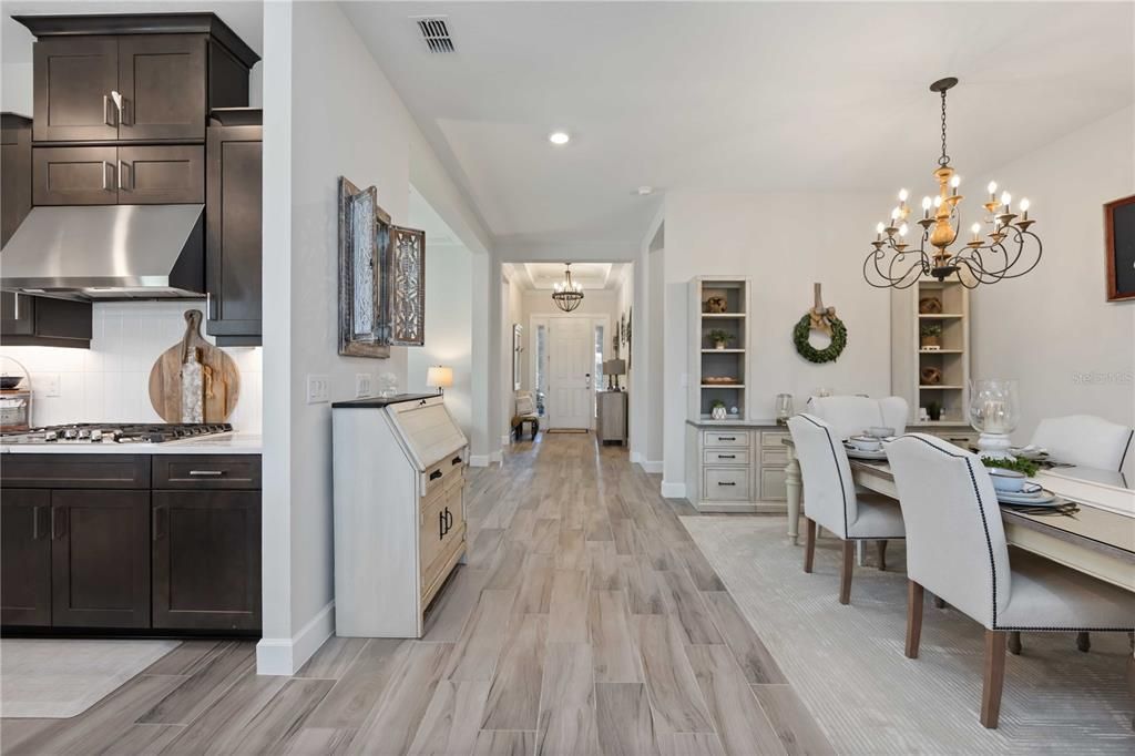 Под контрактом: $649,000 (3 спален, 3 ванн, 2410 Квадратных фут)