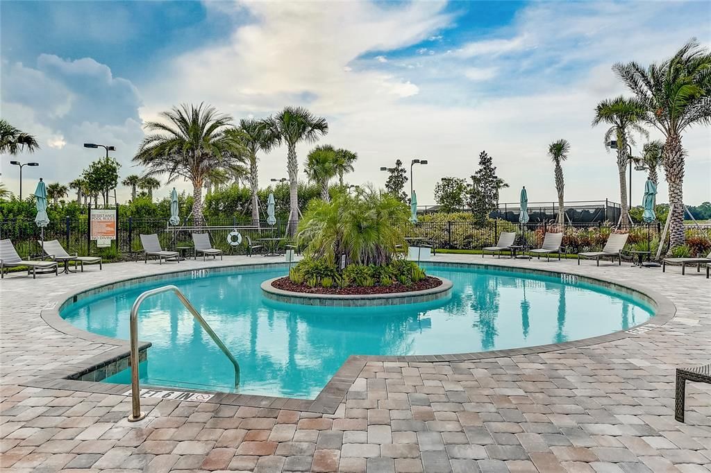 Под контрактом: $649,000 (3 спален, 3 ванн, 2410 Квадратных фут)