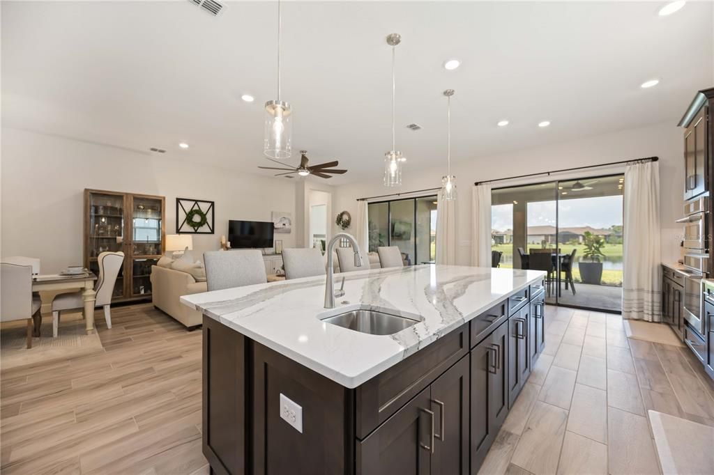 Под контрактом: $649,000 (3 спален, 3 ванн, 2410 Квадратных фут)