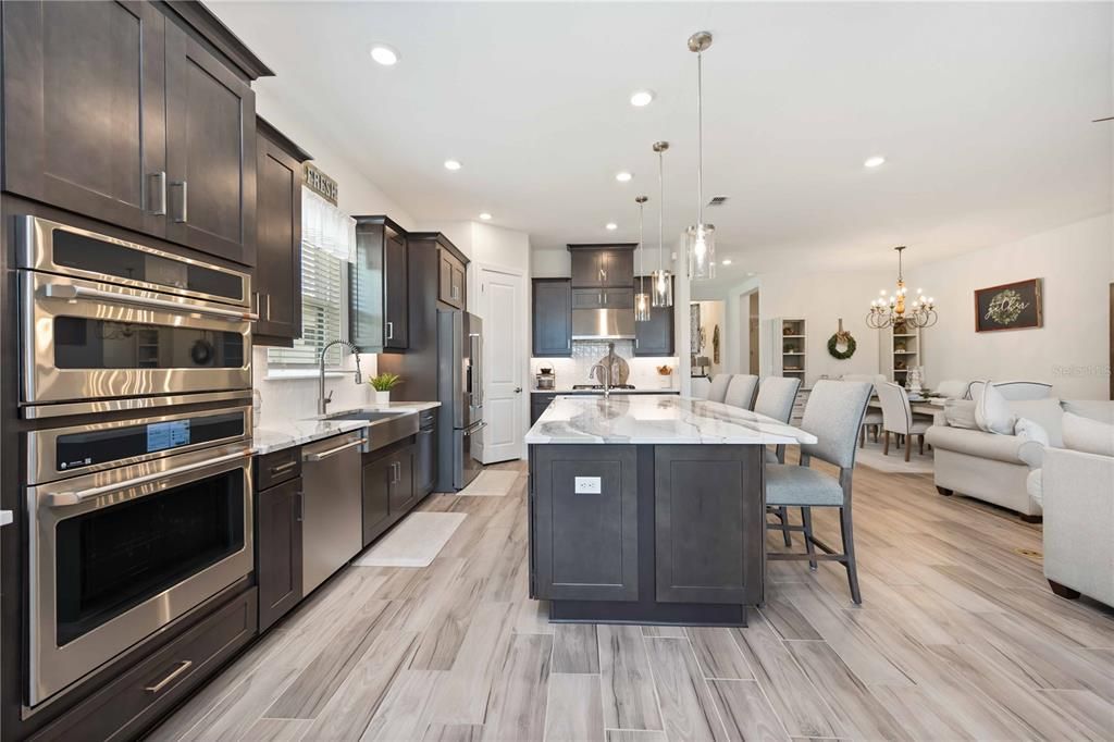 Под контрактом: $649,000 (3 спален, 3 ванн, 2410 Квадратных фут)