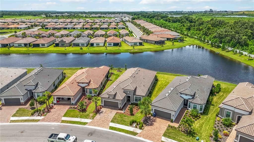 Под контрактом: $649,000 (3 спален, 3 ванн, 2410 Квадратных фут)