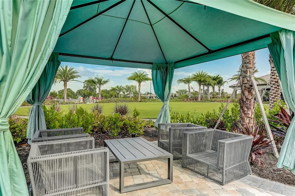 Под контрактом: $649,000 (3 спален, 3 ванн, 2410 Квадратных фут)