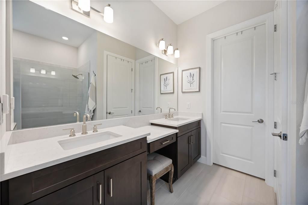 Под контрактом: $649,000 (3 спален, 3 ванн, 2410 Квадратных фут)