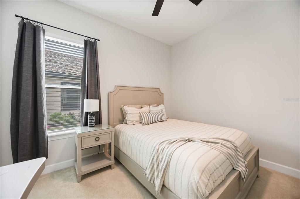 Под контрактом: $649,000 (3 спален, 3 ванн, 2410 Квадратных фут)