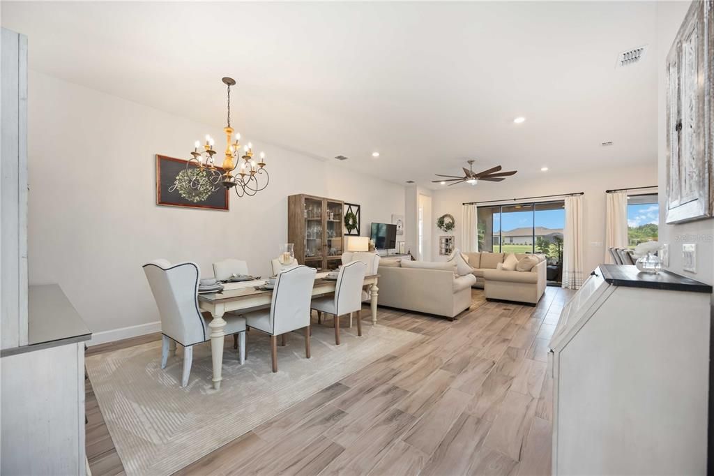 Под контрактом: $649,000 (3 спален, 3 ванн, 2410 Квадратных фут)