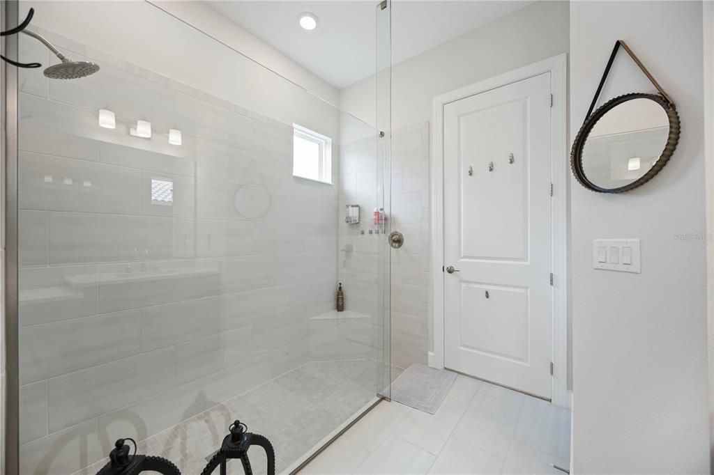 Под контрактом: $649,000 (3 спален, 3 ванн, 2410 Квадратных фут)