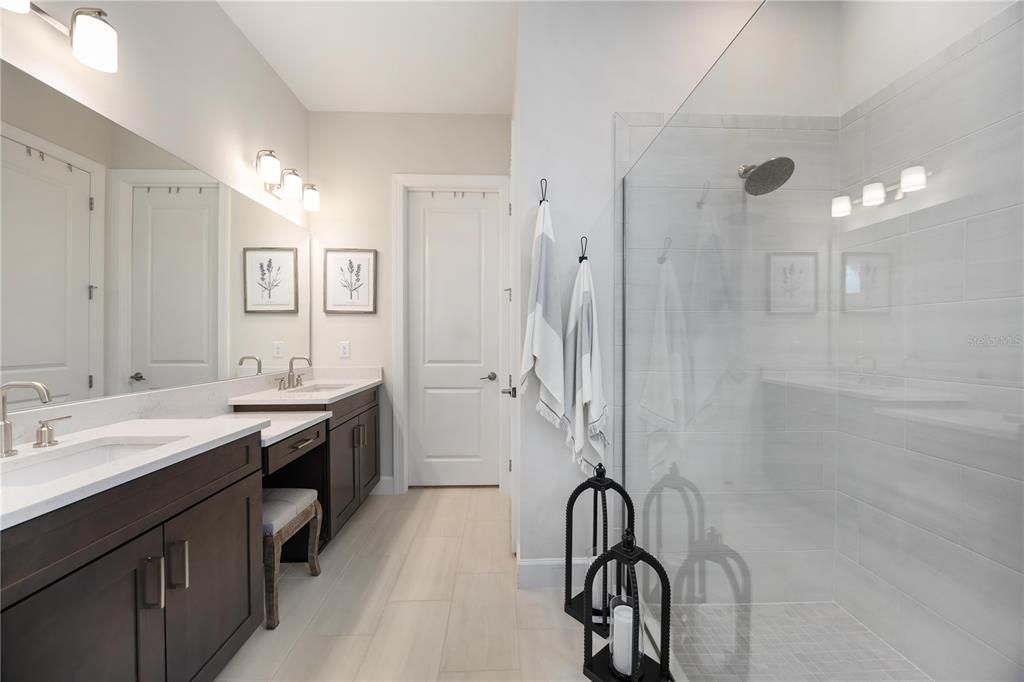 Под контрактом: $649,000 (3 спален, 3 ванн, 2410 Квадратных фут)