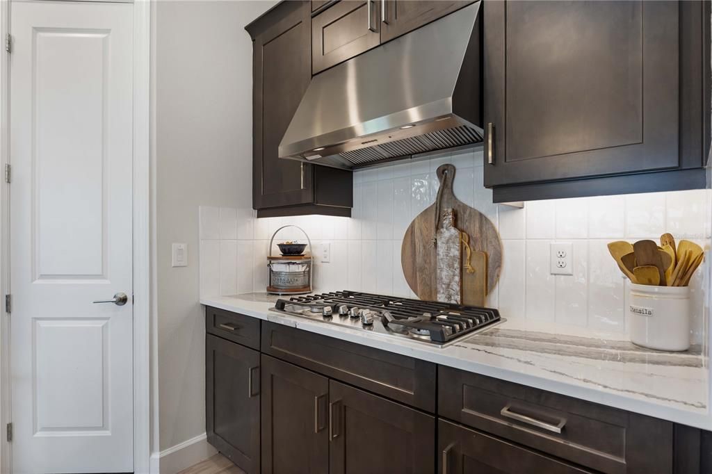 Под контрактом: $649,000 (3 спален, 3 ванн, 2410 Квадратных фут)