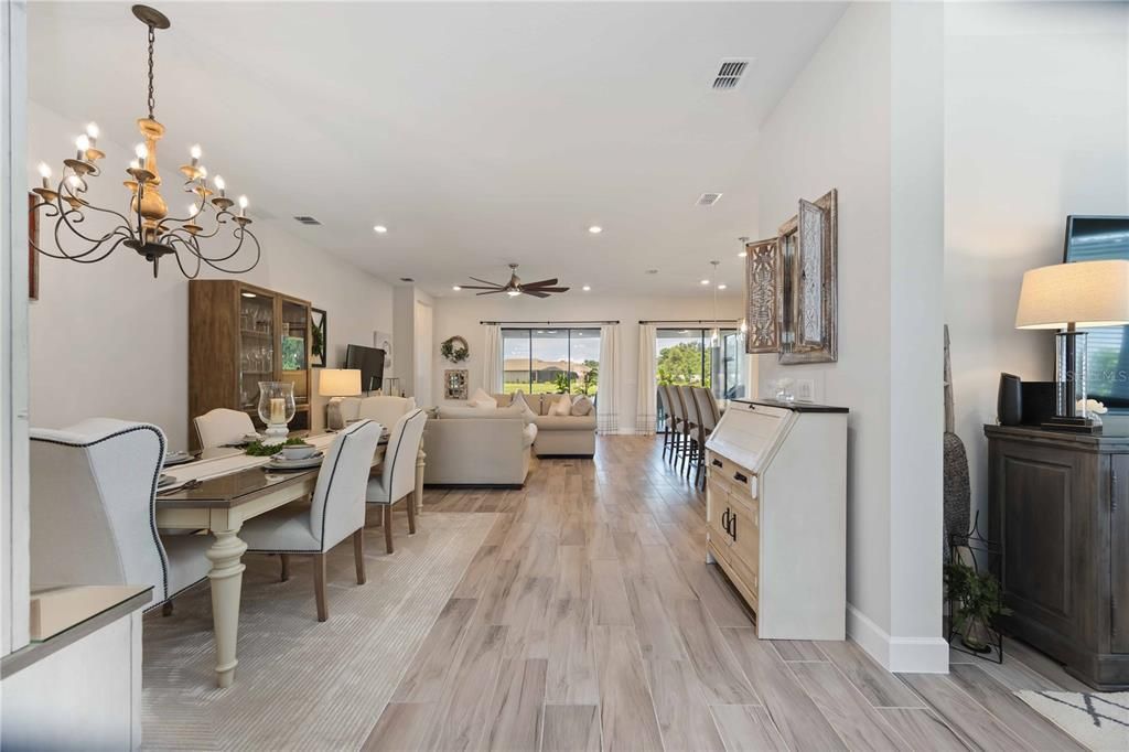 Под контрактом: $649,000 (3 спален, 3 ванн, 2410 Квадратных фут)