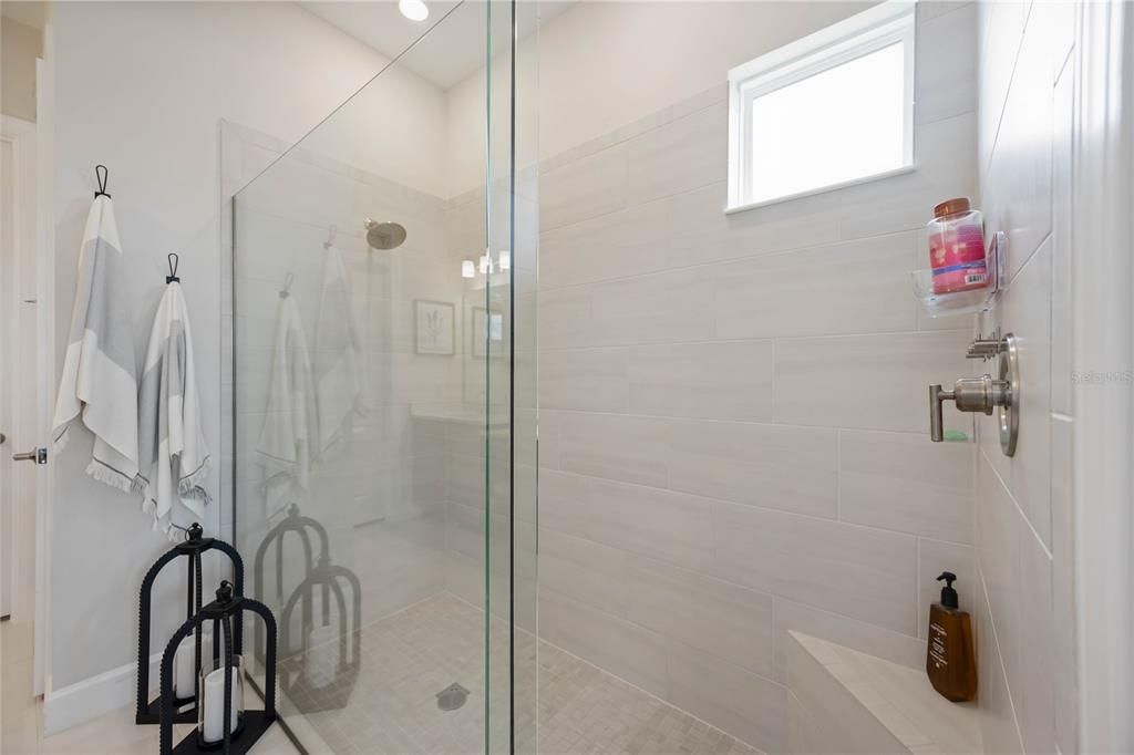 Под контрактом: $649,000 (3 спален, 3 ванн, 2410 Квадратных фут)