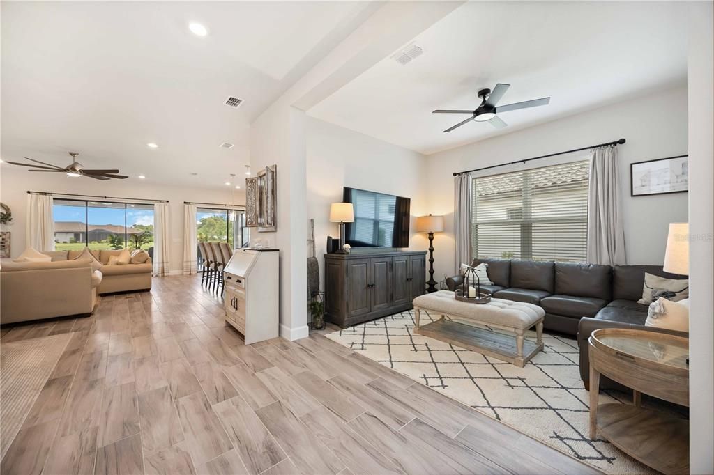 Под контрактом: $649,000 (3 спален, 3 ванн, 2410 Квадратных фут)