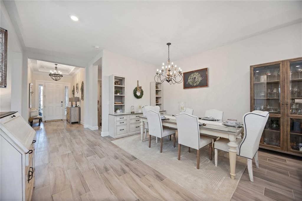 Под контрактом: $649,000 (3 спален, 3 ванн, 2410 Квадратных фут)