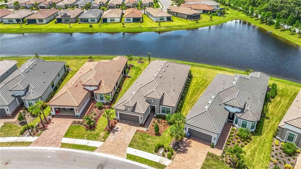 Под контрактом: $649,000 (3 спален, 3 ванн, 2410 Квадратных фут)