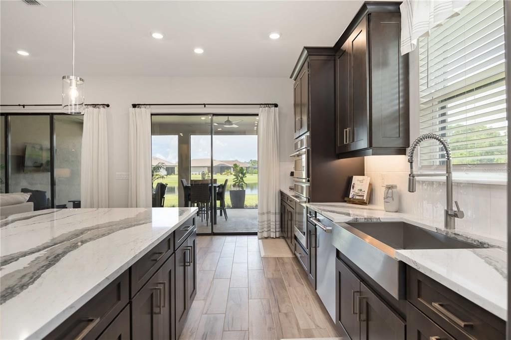 Под контрактом: $649,000 (3 спален, 3 ванн, 2410 Квадратных фут)