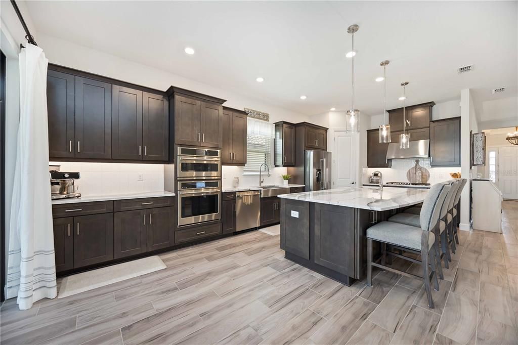 Под контрактом: $649,000 (3 спален, 3 ванн, 2410 Квадратных фут)