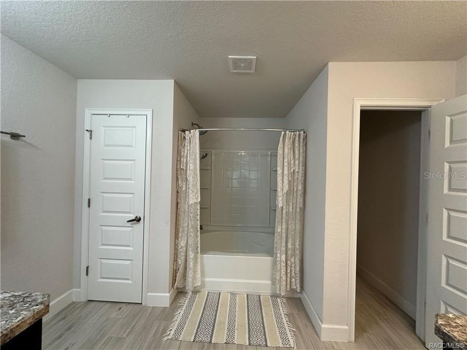 Activo con contrato: $295,000 (3 camas, 2 baños, 1803 Pies cuadrados)