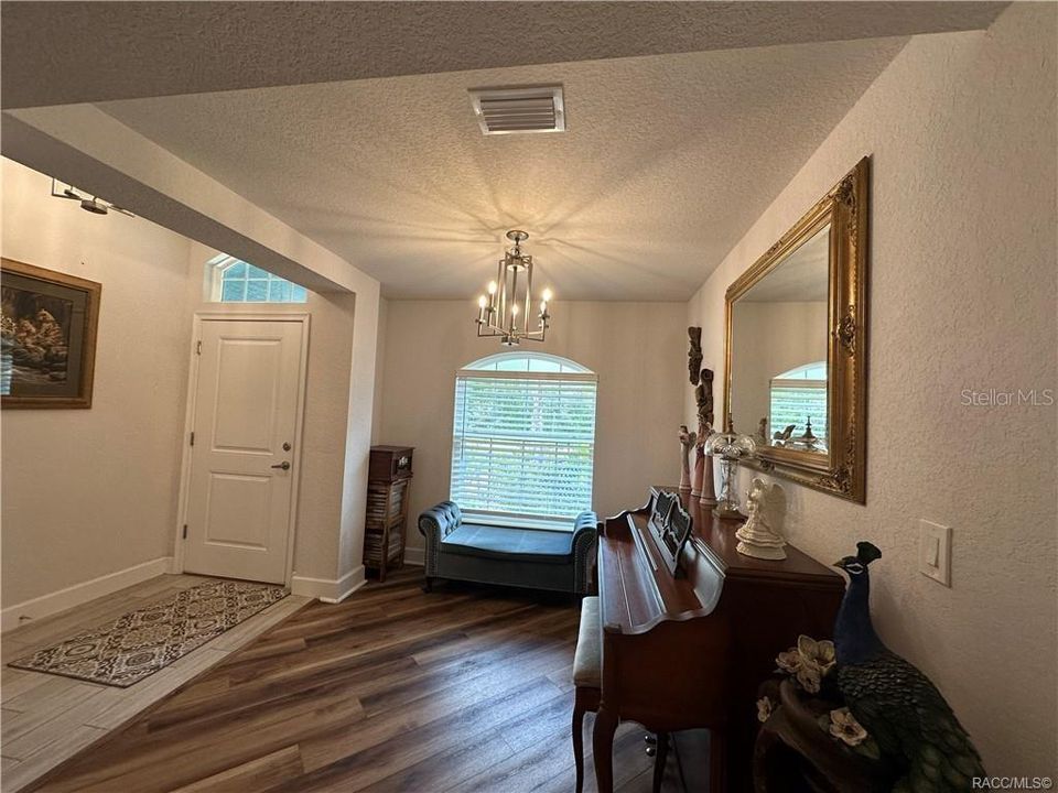 Activo con contrato: $295,000 (3 camas, 2 baños, 1803 Pies cuadrados)