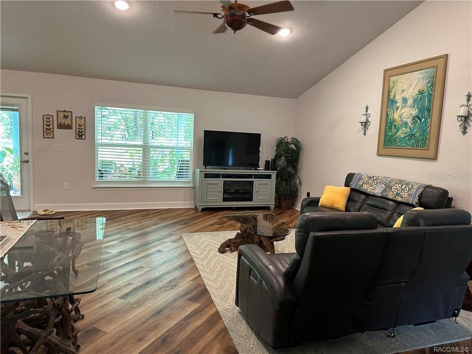 Activo con contrato: $295,000 (3 camas, 2 baños, 1803 Pies cuadrados)