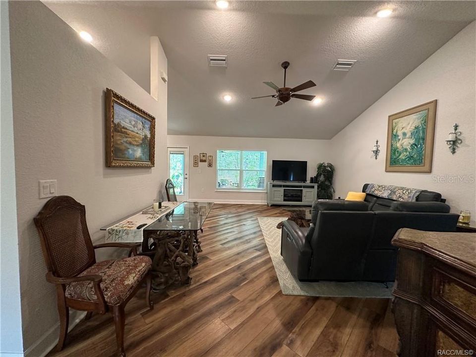 Activo con contrato: $295,000 (3 camas, 2 baños, 1803 Pies cuadrados)