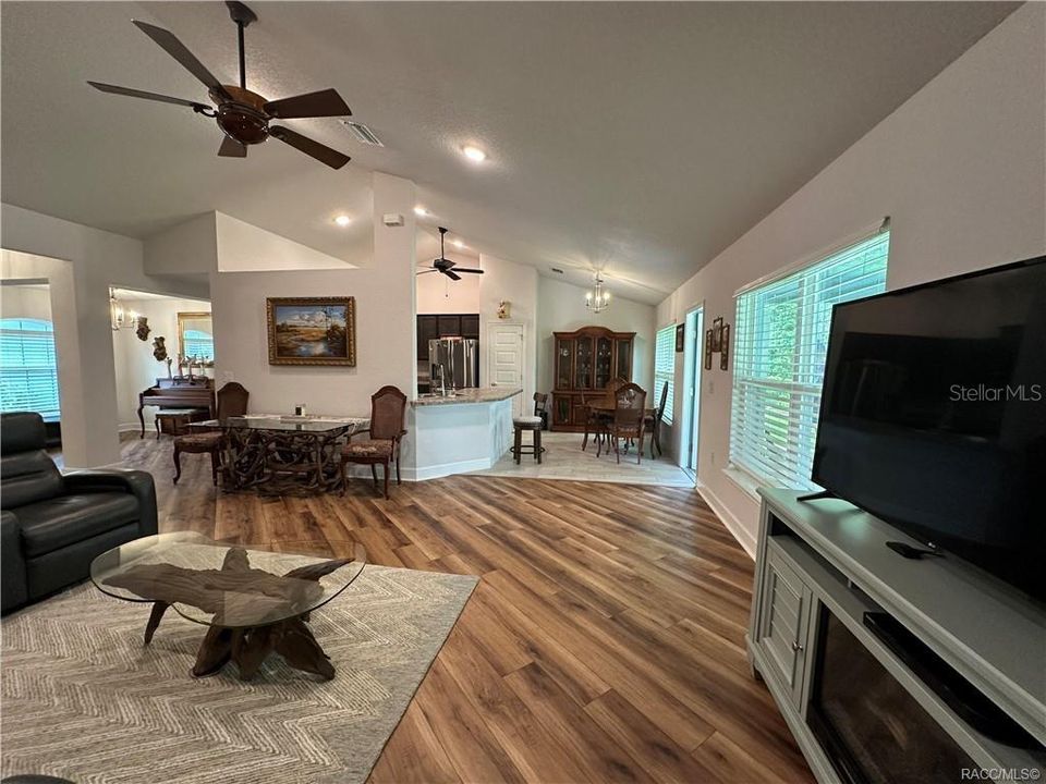 Activo con contrato: $295,000 (3 camas, 2 baños, 1803 Pies cuadrados)