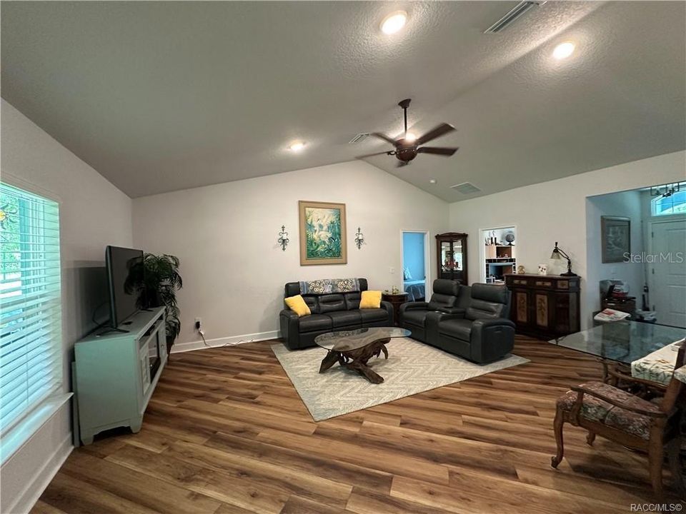 Activo con contrato: $295,000 (3 camas, 2 baños, 1803 Pies cuadrados)