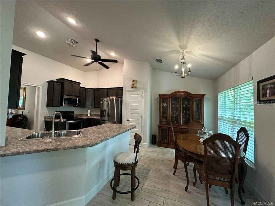 Activo con contrato: $295,000 (3 camas, 2 baños, 1803 Pies cuadrados)