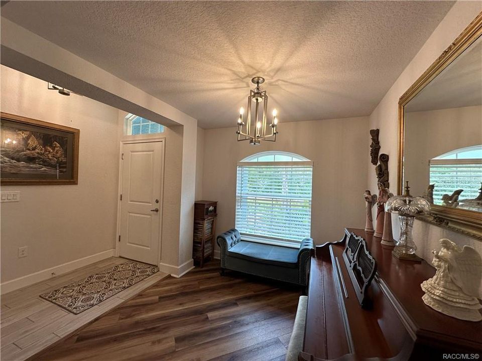 Activo con contrato: $295,000 (3 camas, 2 baños, 1803 Pies cuadrados)