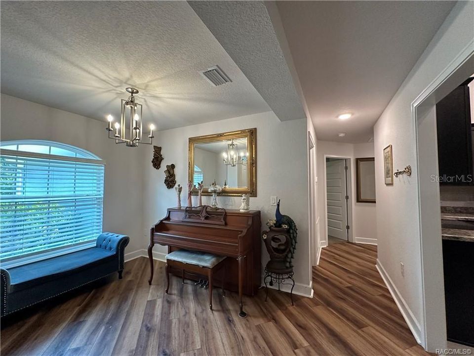 Activo con contrato: $295,000 (3 camas, 2 baños, 1803 Pies cuadrados)