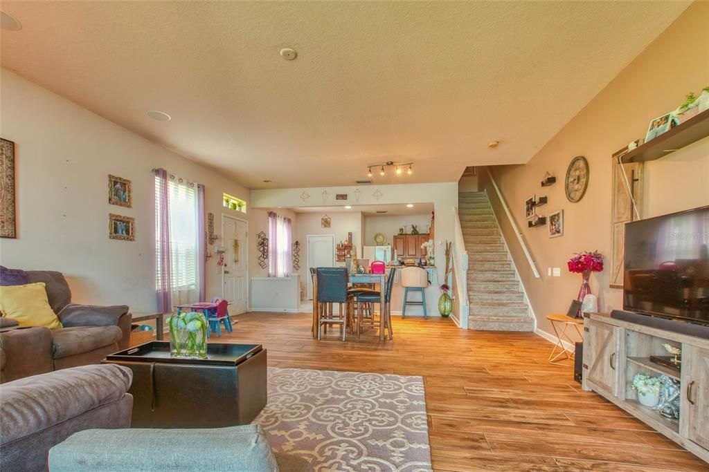 Под контрактом: $2,100 (3 спален, 2 ванн, 1790 Квадратных фут)