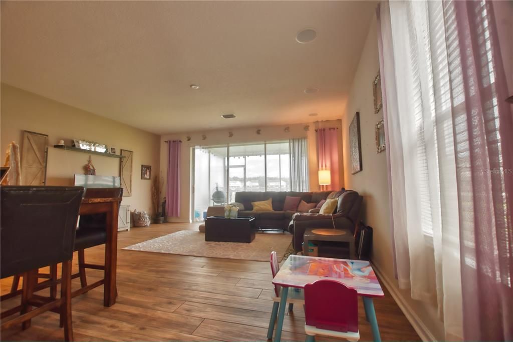 Под контрактом: $2,100 (3 спален, 2 ванн, 1790 Квадратных фут)