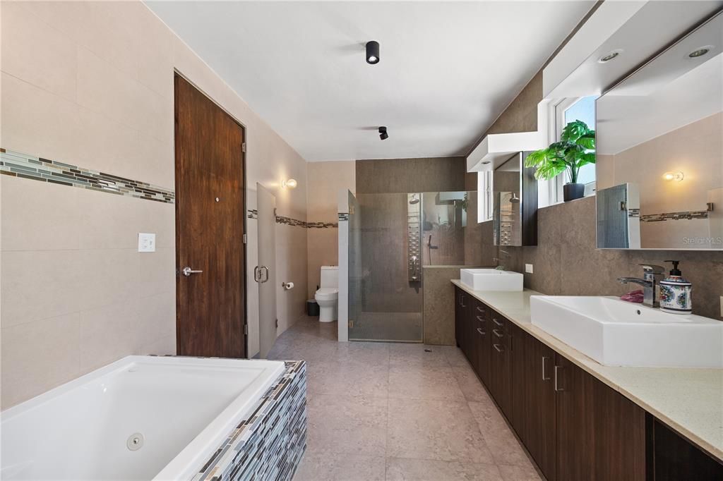 En Venta: $797,000 (5 camas, 4 baños, 3162 Pies cuadrados)