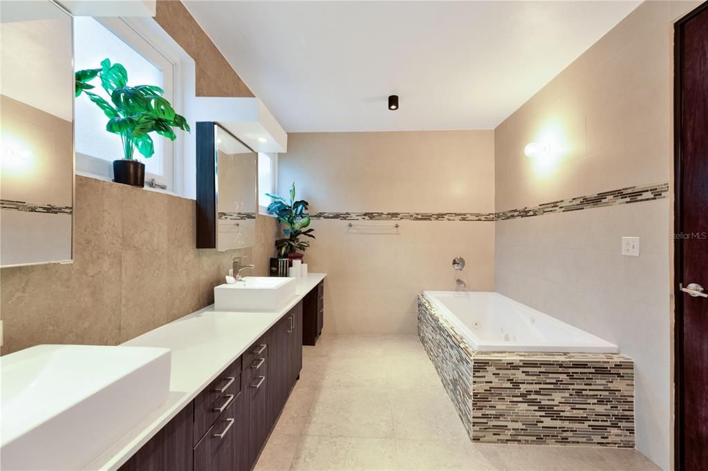 En Venta: $797,000 (5 camas, 4 baños, 3162 Pies cuadrados)