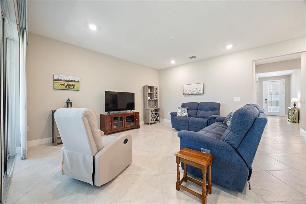 合同活跃: $318,813 (3 贝兹, 2 浴室, 1662 平方英尺)