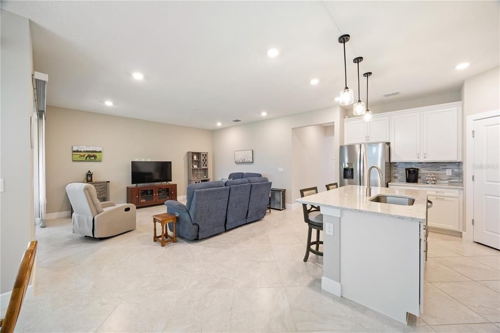 合同活跃: $318,813 (3 贝兹, 2 浴室, 1662 平方英尺)